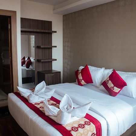 Kusum Airport Hotel Катманду Экстерьер фото