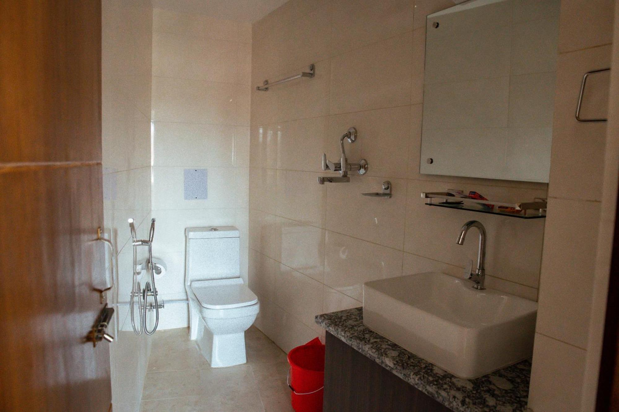 Kusum Airport Hotel Катманду Экстерьер фото