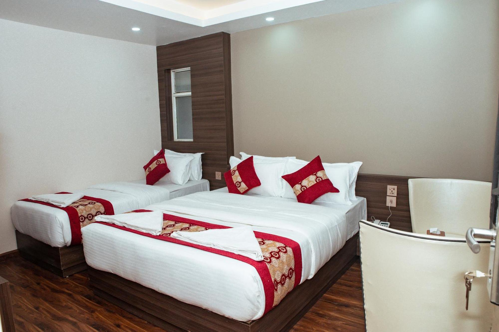 Kusum Airport Hotel Катманду Экстерьер фото