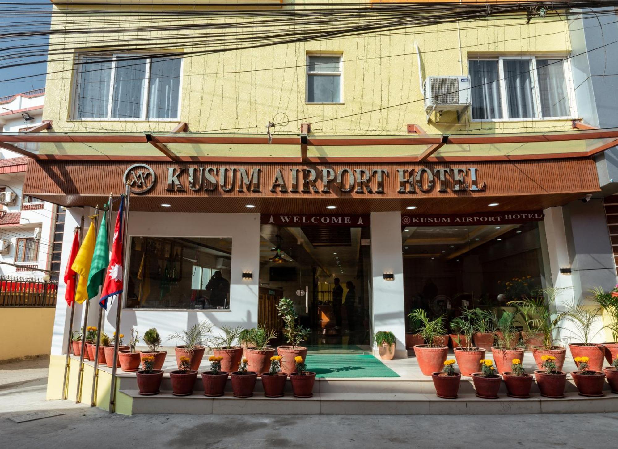 Kusum Airport Hotel Катманду Экстерьер фото