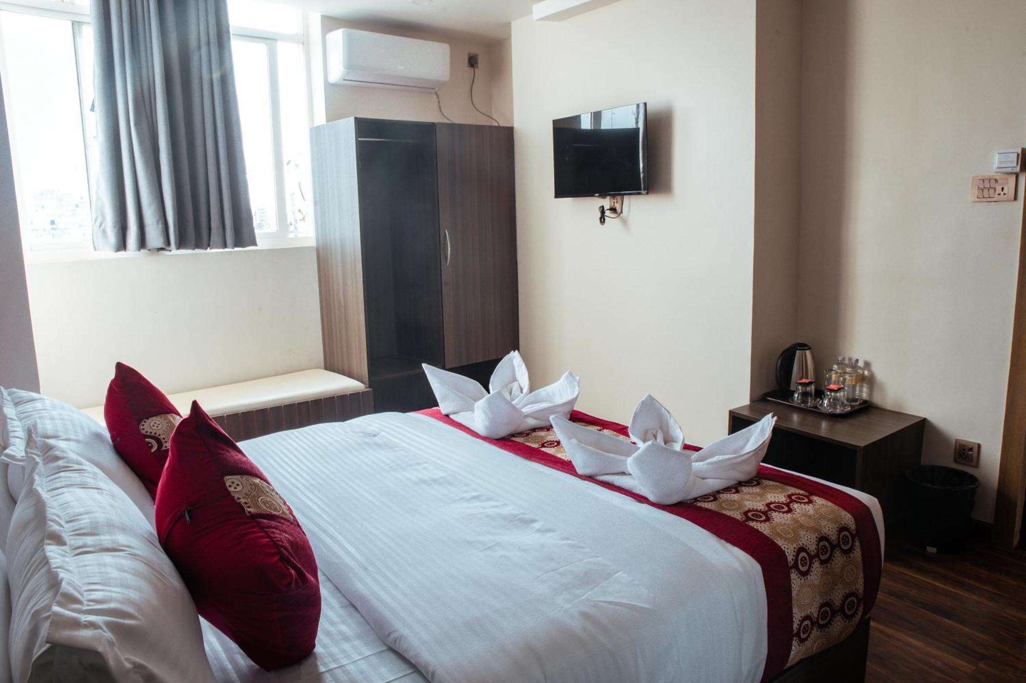 Kusum Airport Hotel Катманду Экстерьер фото