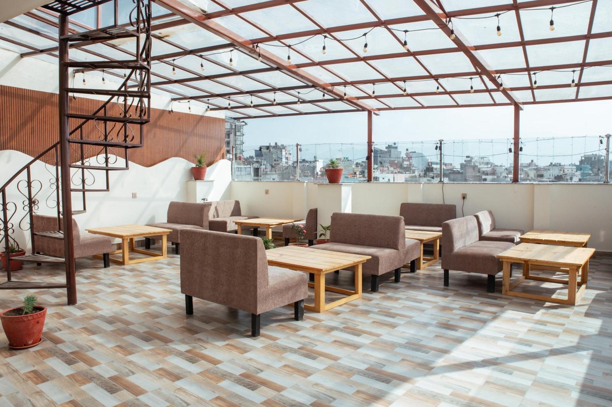 Kusum Airport Hotel Катманду Экстерьер фото