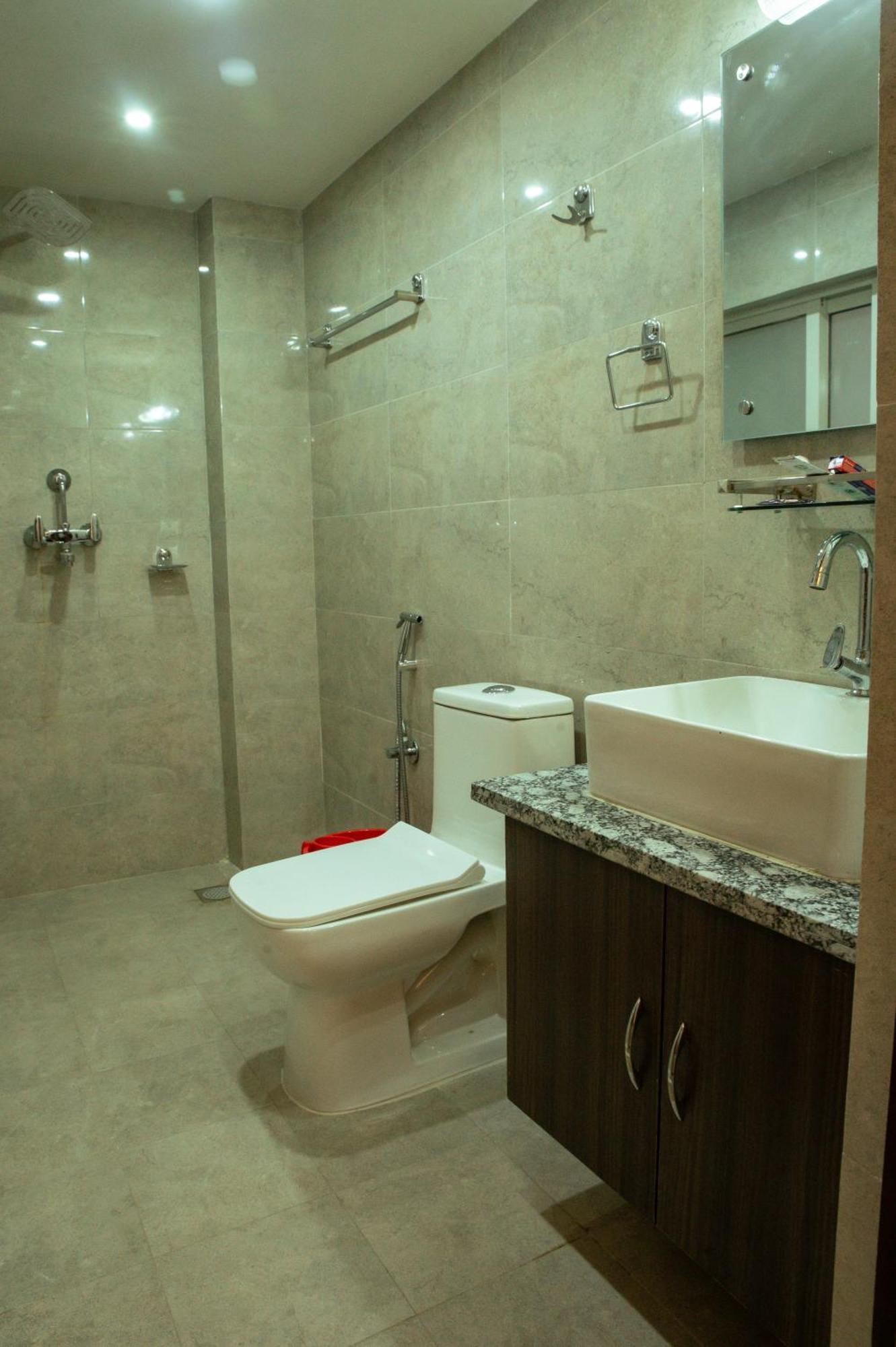 Kusum Airport Hotel Катманду Экстерьер фото