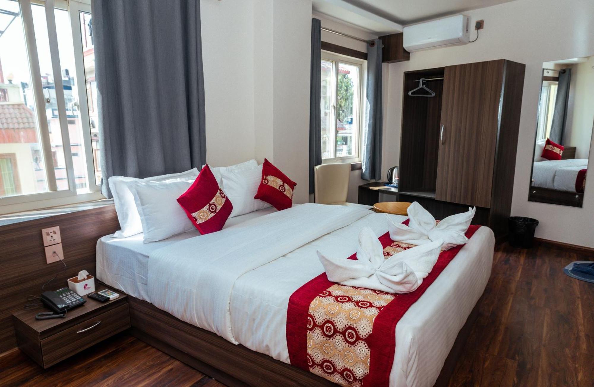 Kusum Airport Hotel Катманду Экстерьер фото